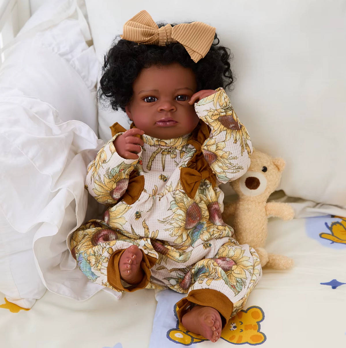 „Lanny" – 50 cm Afro-Amerikaanse Reborn babypop met donkere huid & handgeworteld haar