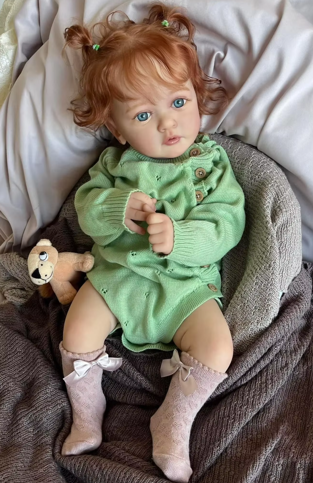 Ayana – 60 cm Reborn babypop meisje met geworteld rood haar – jouw levensechte knuffelvriendin