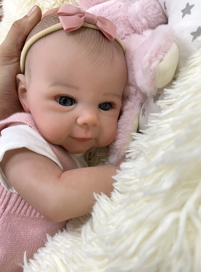 Daisy – 48 cm Reborn babypop met zacht lichaam en stralend blauwe ogen