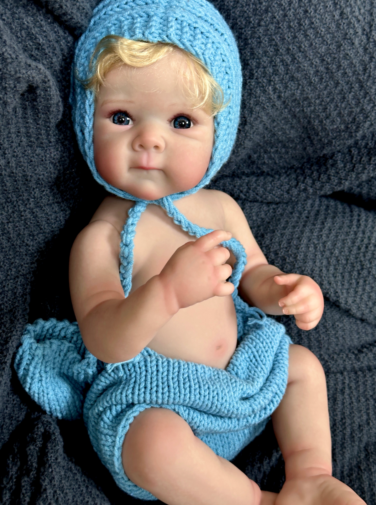 Darcy – 50 cm Reborn babypop van vinyl met stralend blauwe ogen
