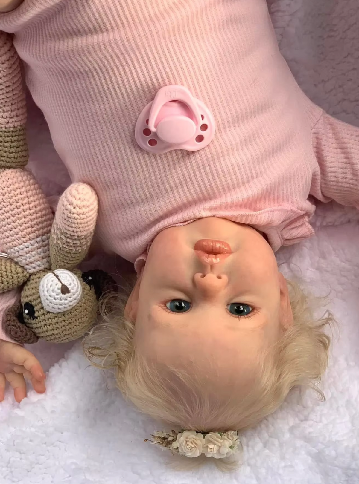 Ellie – 60 cm Reborn babypop meisje met handgeworteld haar – jouw knuffelvriendin in Nederland