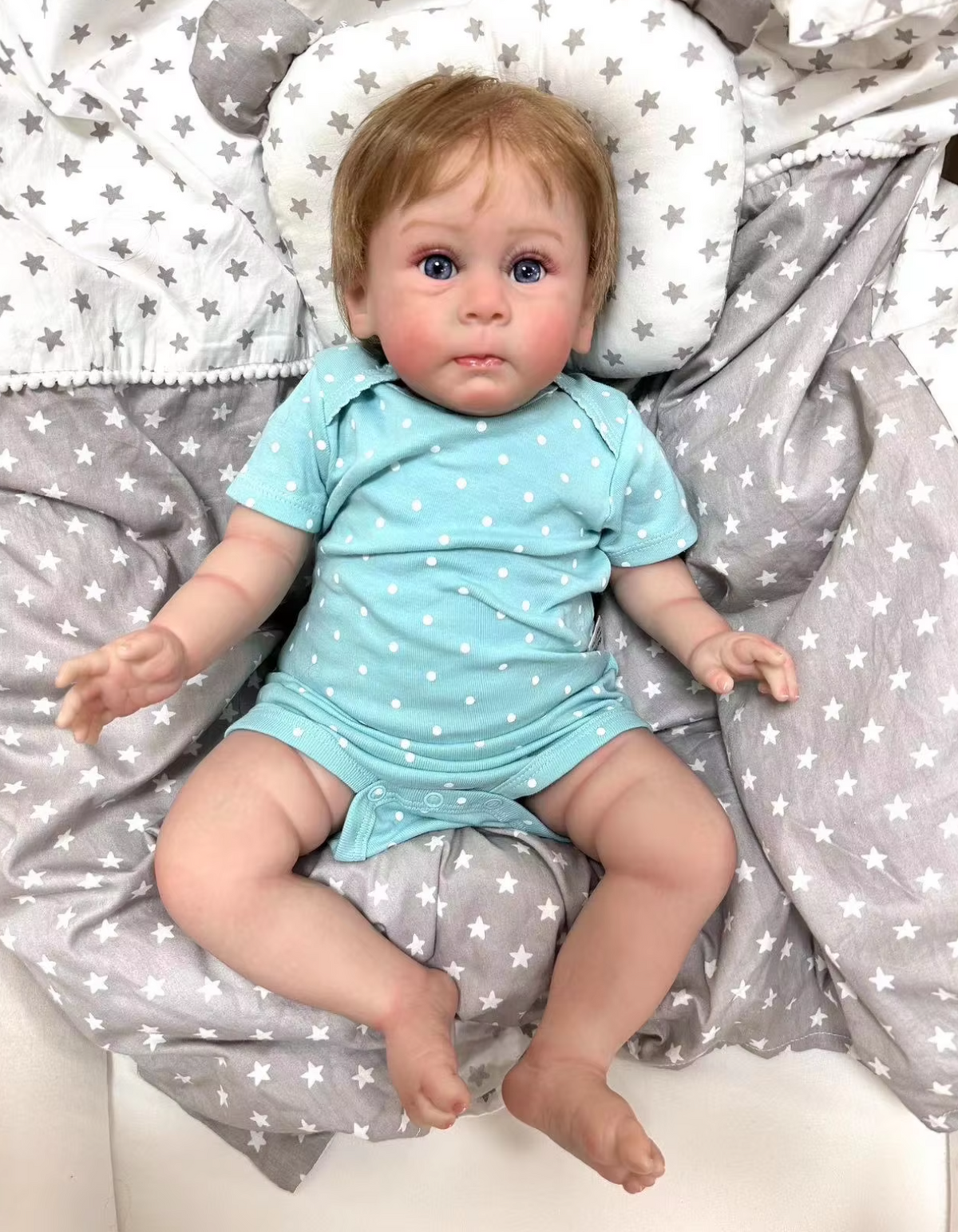 Finn – 60 cm realistische Reborn babypop met blauwe ogen en ingeplant haar