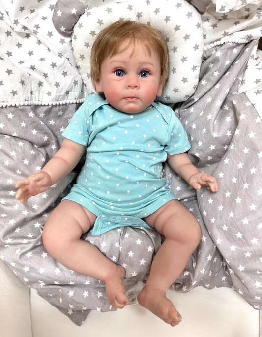 Finn – 60 cm realistische Reborn babypop met blauwe ogen en ingeplant haar