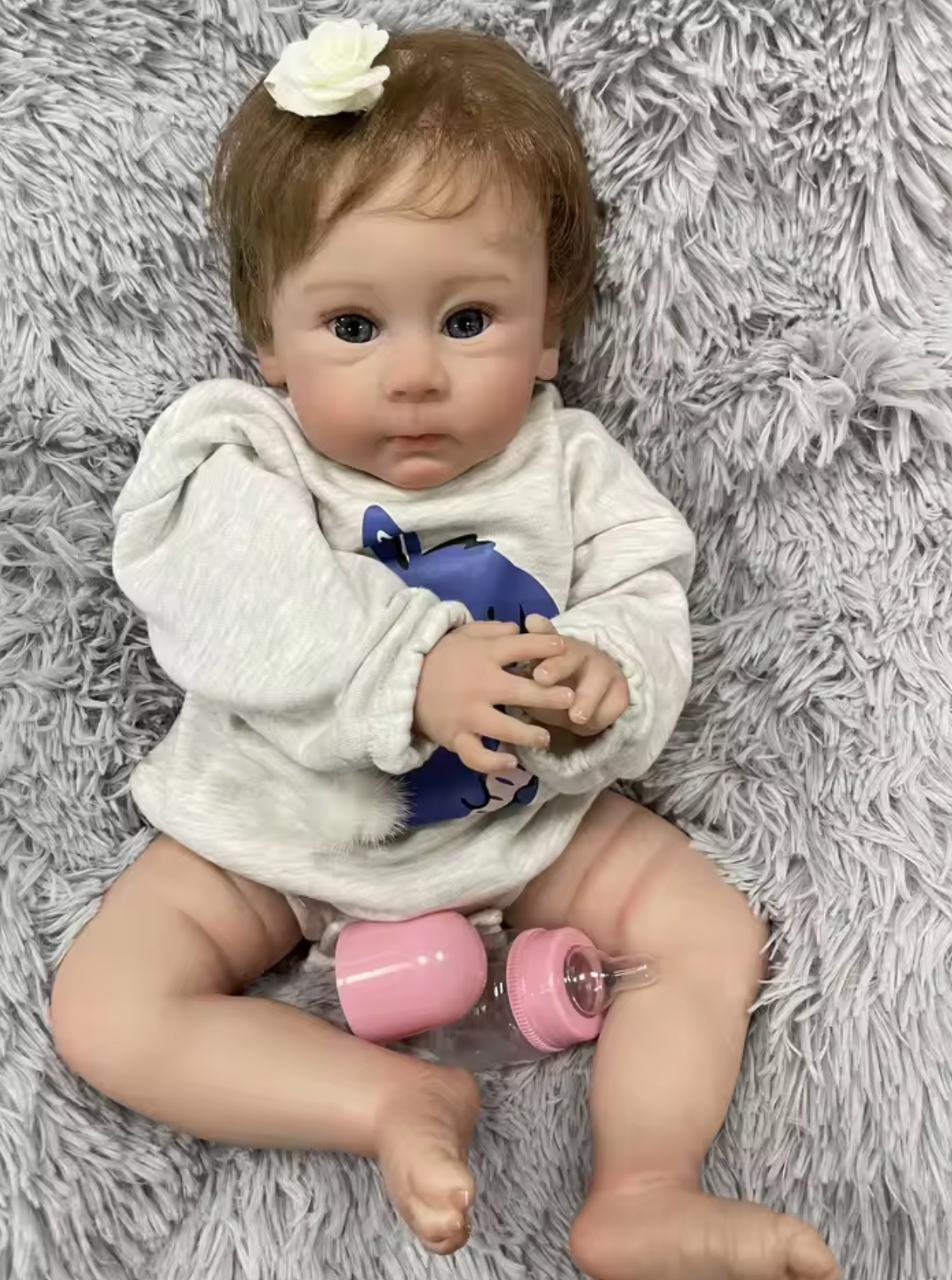 Lilly – 60 cm realistische Reborn babypop met blauwe ogen en ingeplant haar