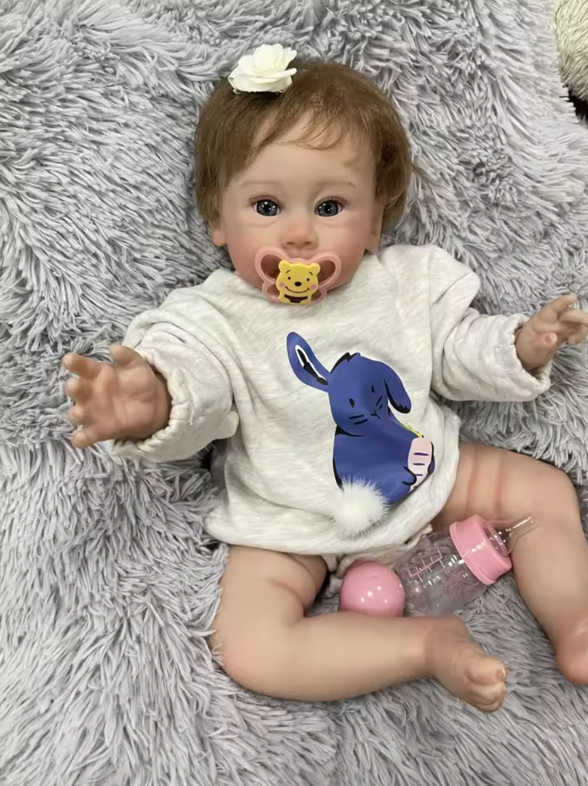 Lilly – 60 cm realistische Reborn babypop met blauwe ogen en ingeplant haar