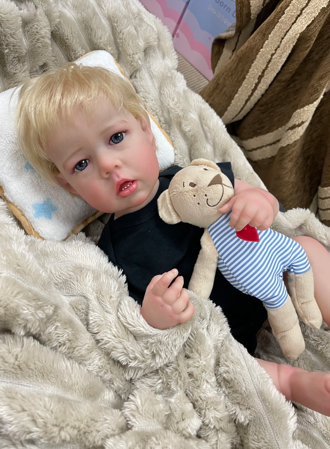 Rowan – 55 cm realistische Reborn babypop met 3D-huid en handgeworteld haar