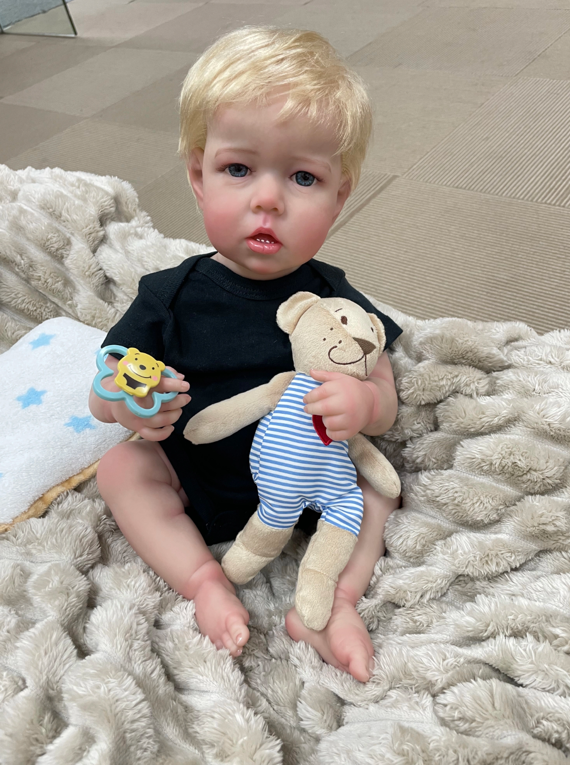 Rowan – 55 cm realistische Reborn babypop met 3D-huid en handgeworteld haar